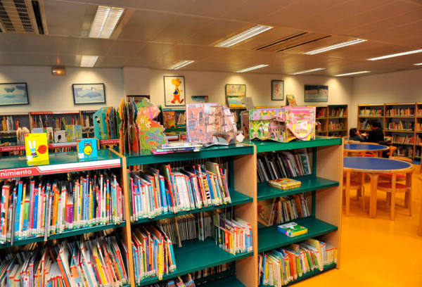 Estantería de una biblioteca de Pozuelo